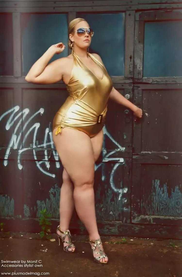 Ангелина в бикини — искусительница