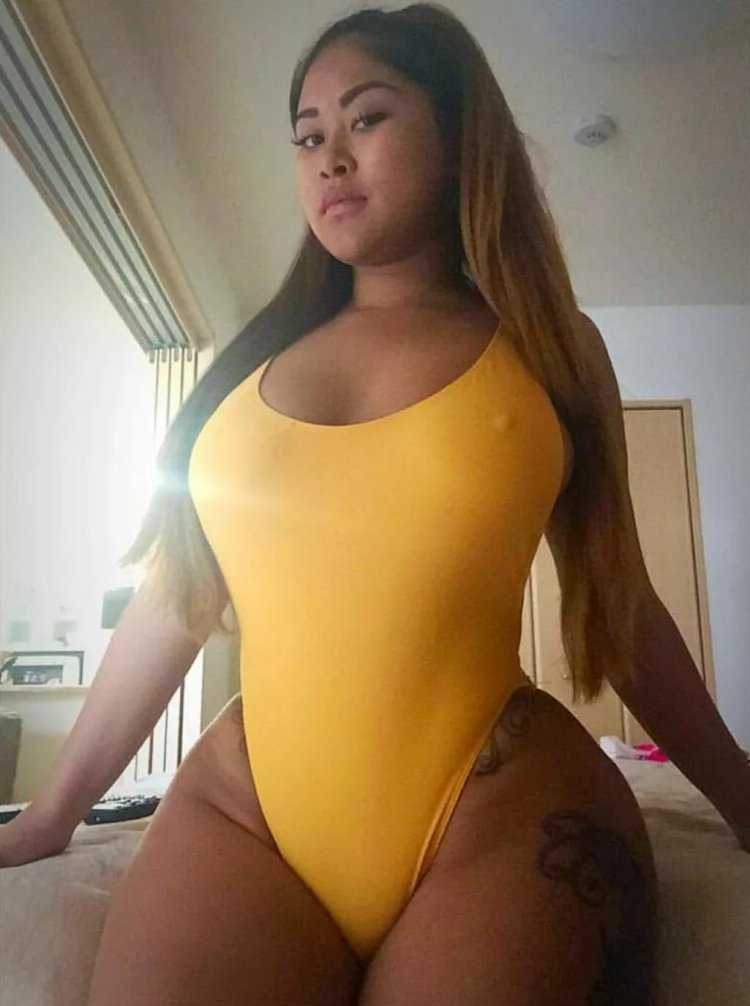 Красивые азиатки в обтягивающих платьях