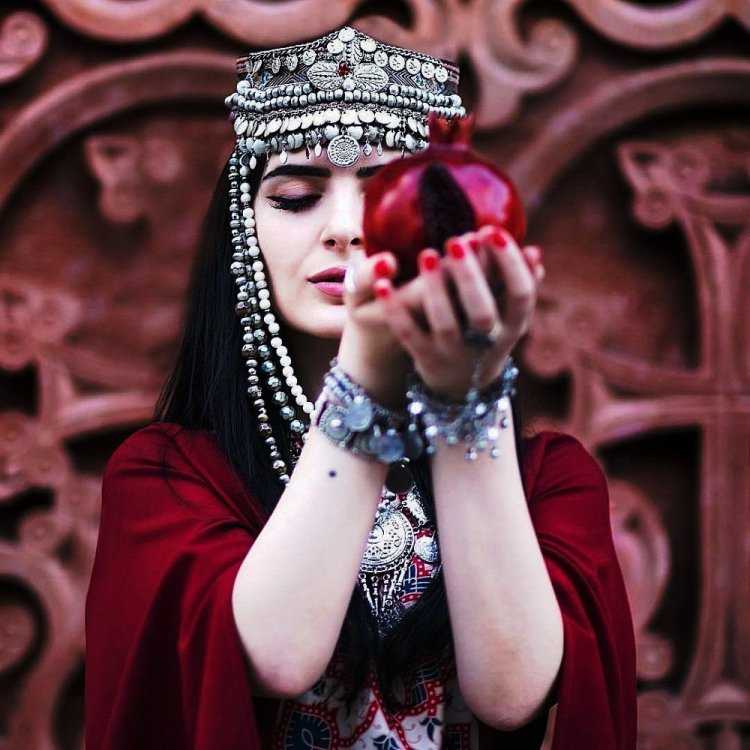 Армянская девушка в национальном костюме с гранатом