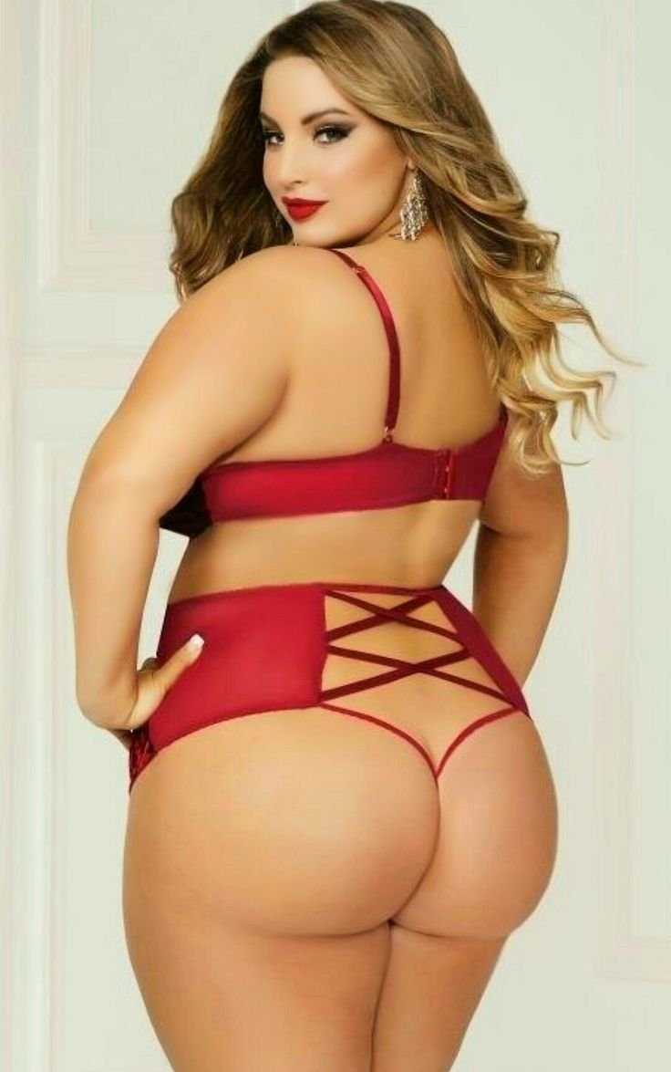 Искра Арабелла Лоуренс в джинсах