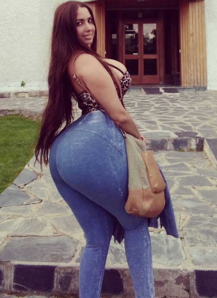 Девушка с большой попой сидит