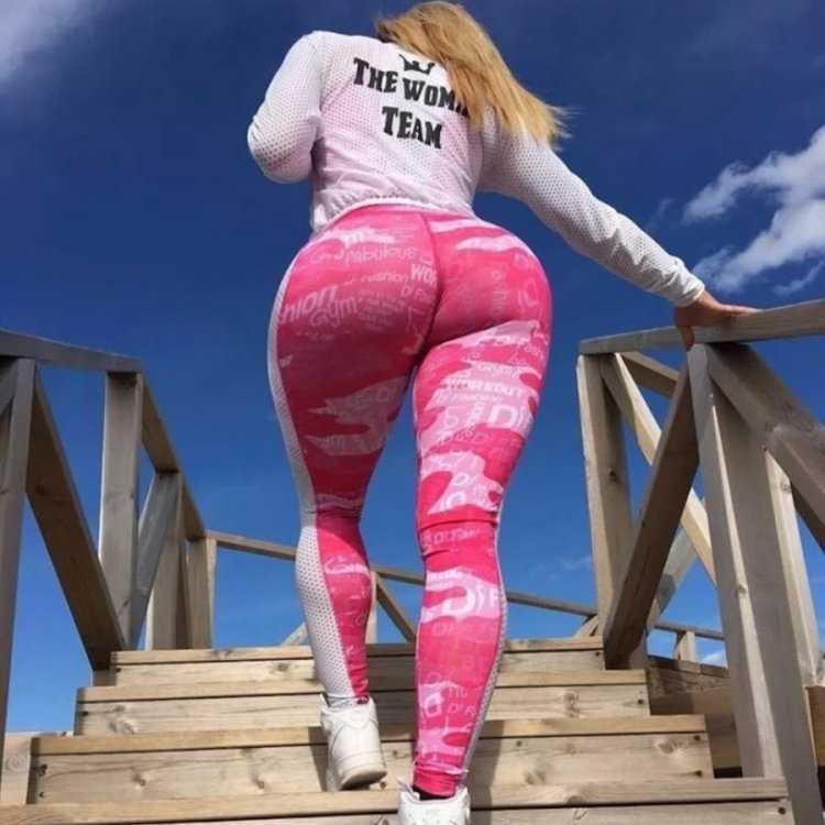 Виктория Ломба в леггинсах