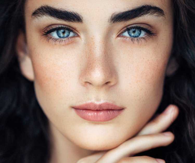 Брюнетки с густыми бровями5