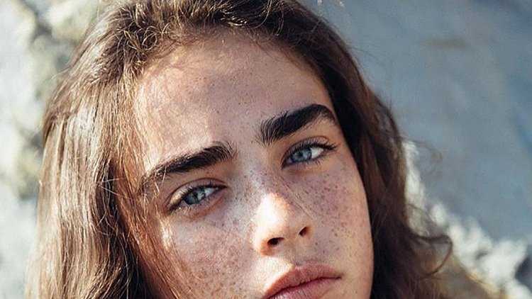 Густые брови у девушки