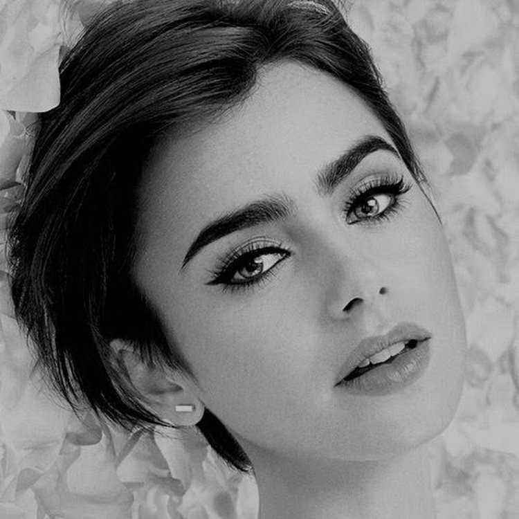 Лили Коллинз брови