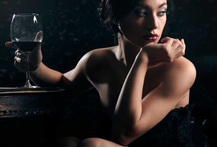 Девушка пьет вино