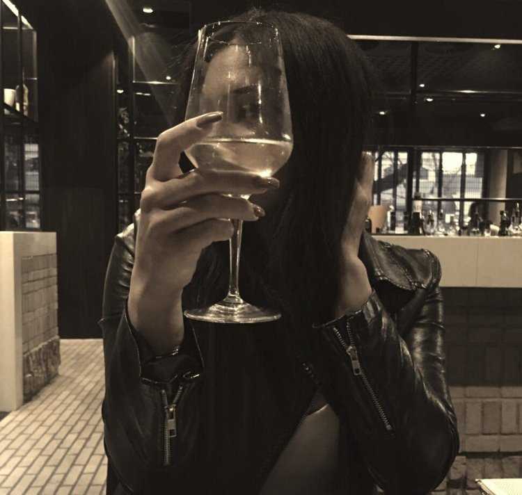 Девушка в кофейне без лица