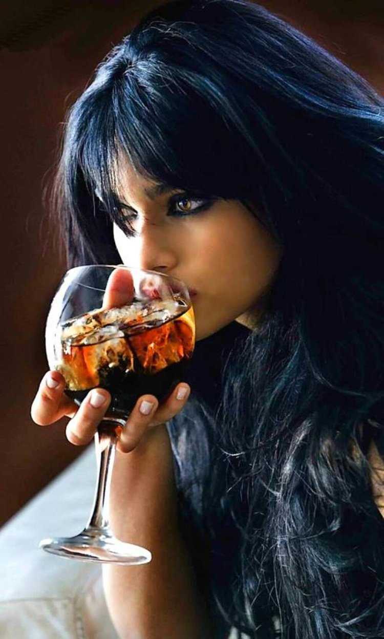 Девушка с бокалом