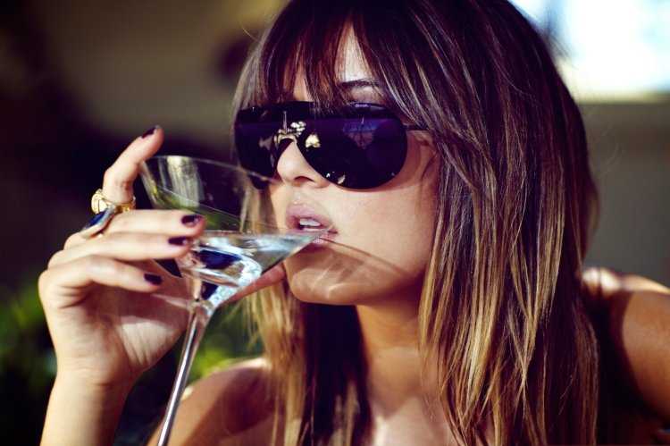 Девушка пьет