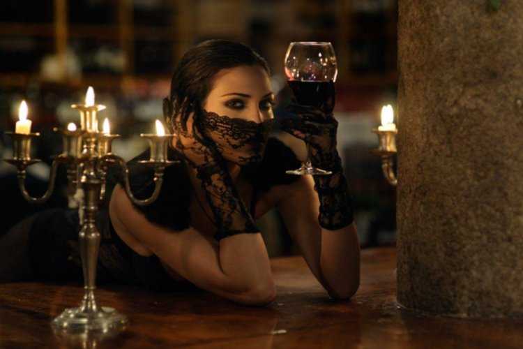 Девушка с бокалом вина