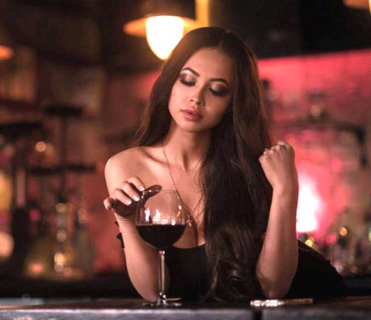 Шикарная женщина с бокалом