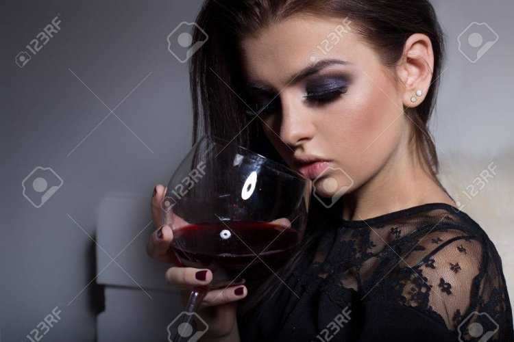 Брюнетка с бокалом