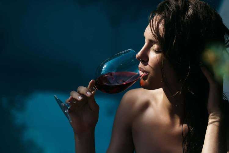 Девушка пьёт афродизиак