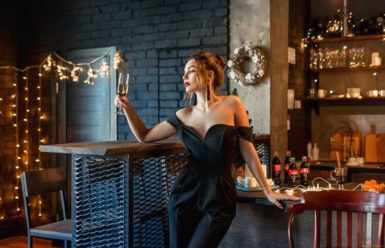 Девушка с бокалом