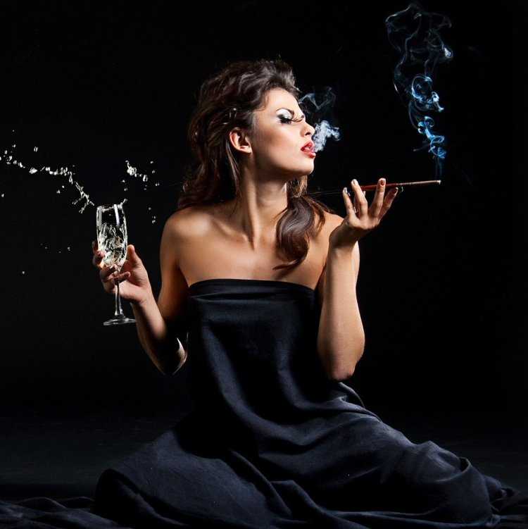 Девушка с бокалом и сигаретой