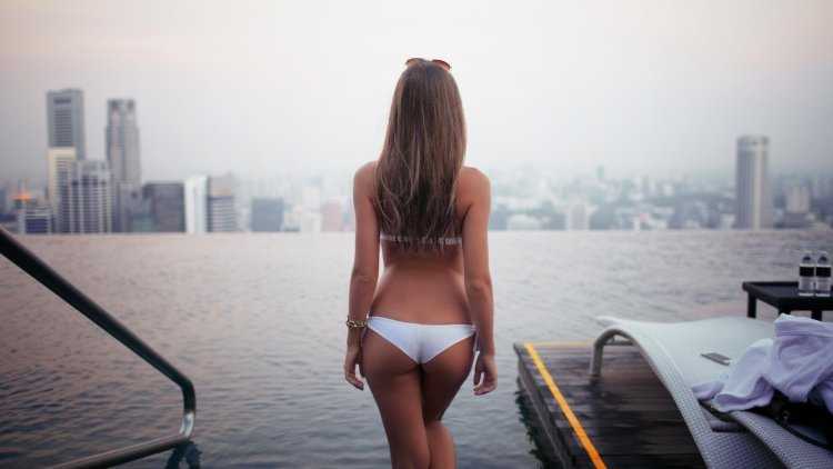 Девушка сидит вид сзади