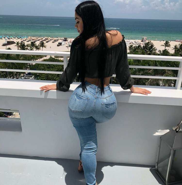 Jailyne Ochoa в джинсах