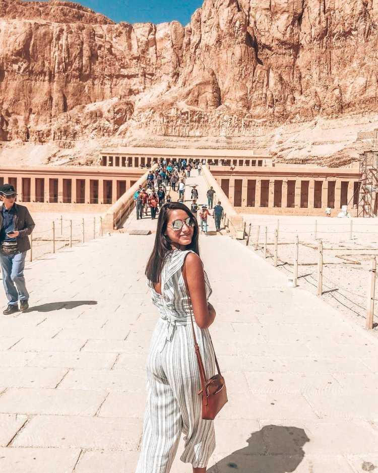 Экскурсовод мира египтянка в Каире