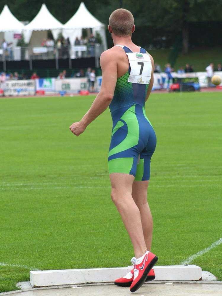 Спортсмены бегуны в обтягивающих