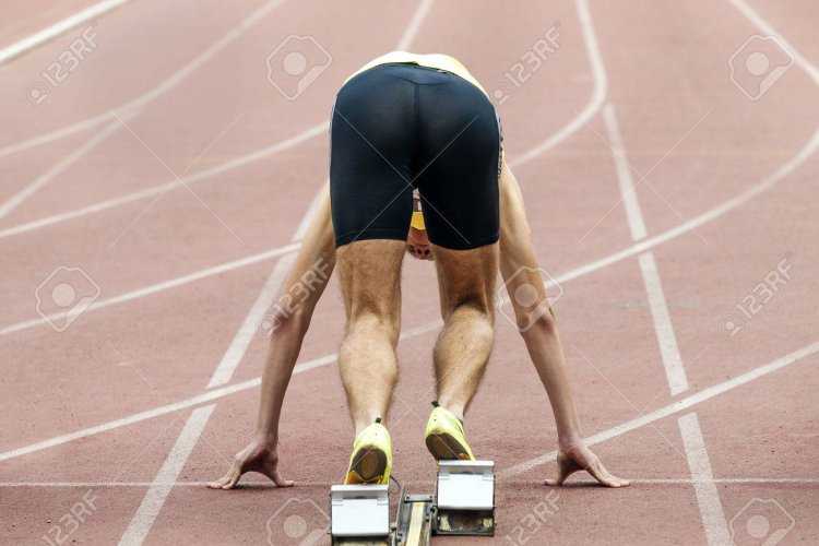 Бегуны на старте сзади