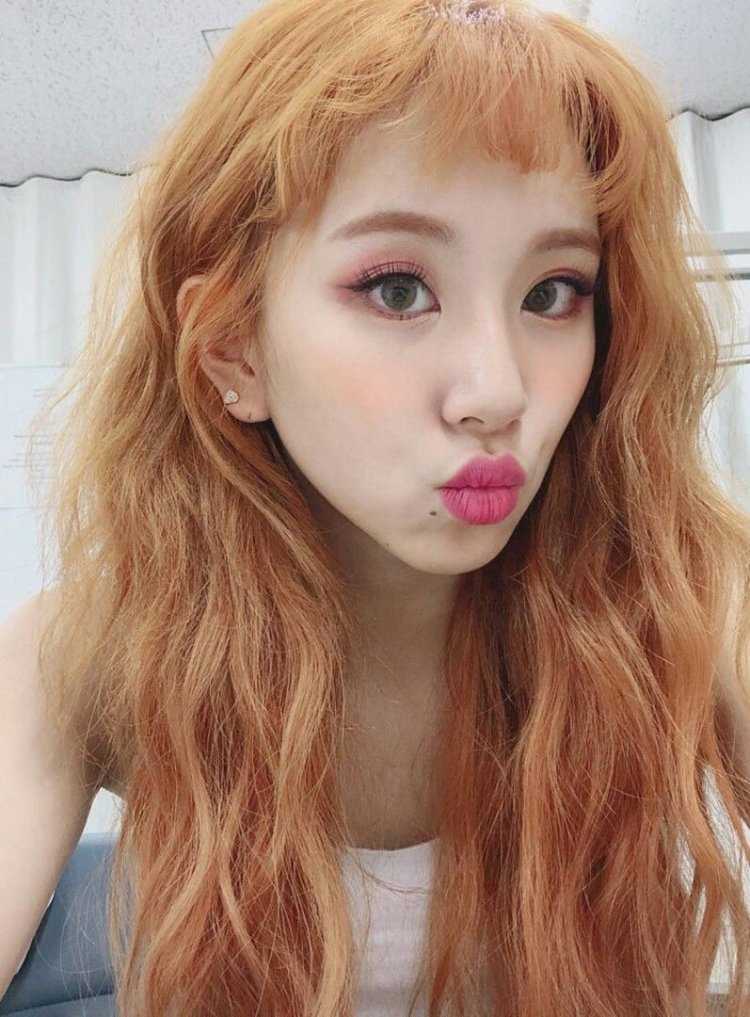 Твайс чеён с рыжими волосами