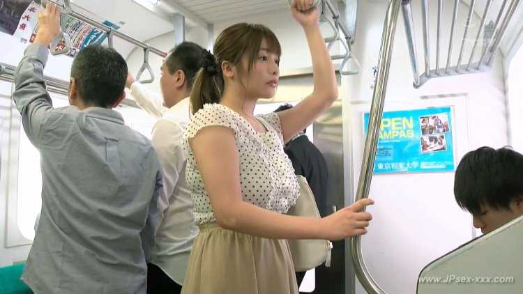 Японские девочки в общественном транспорте