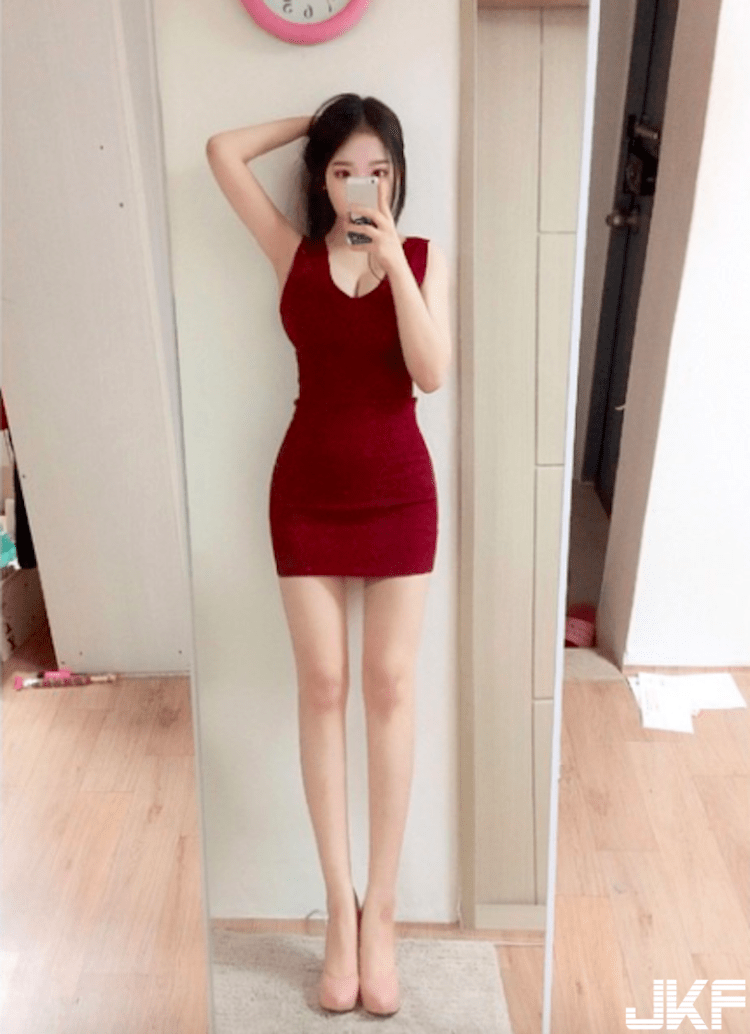 Кореянка в платье селфи