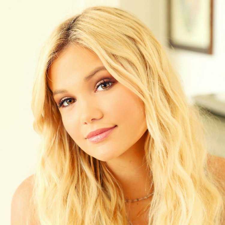 Оливия Холт блондинка