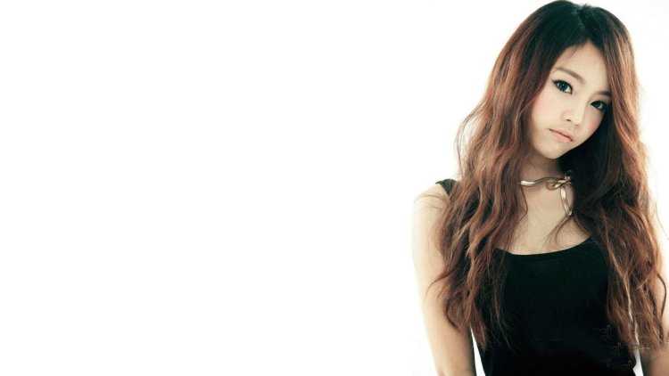 Азиатка на белом фоне