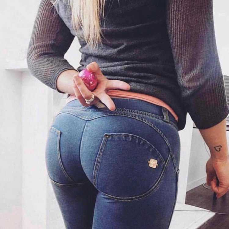 Шикарная попа в джинсах