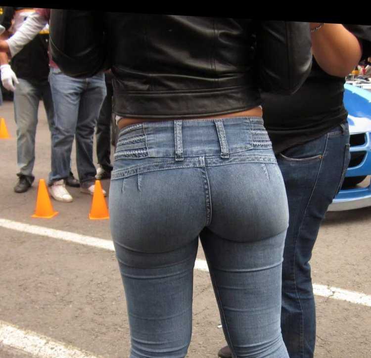 Красивые попки в джинсах на улице
