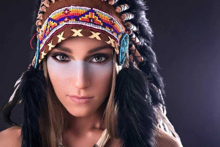 Девушка в индейском стиле