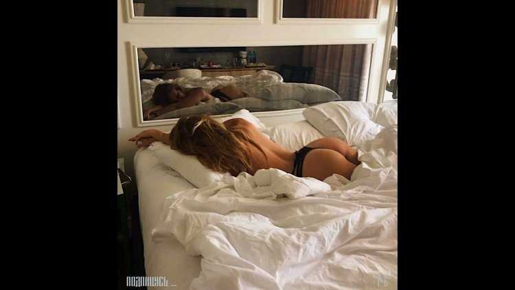 Девушки в стрингах на кровати Инстаграмм