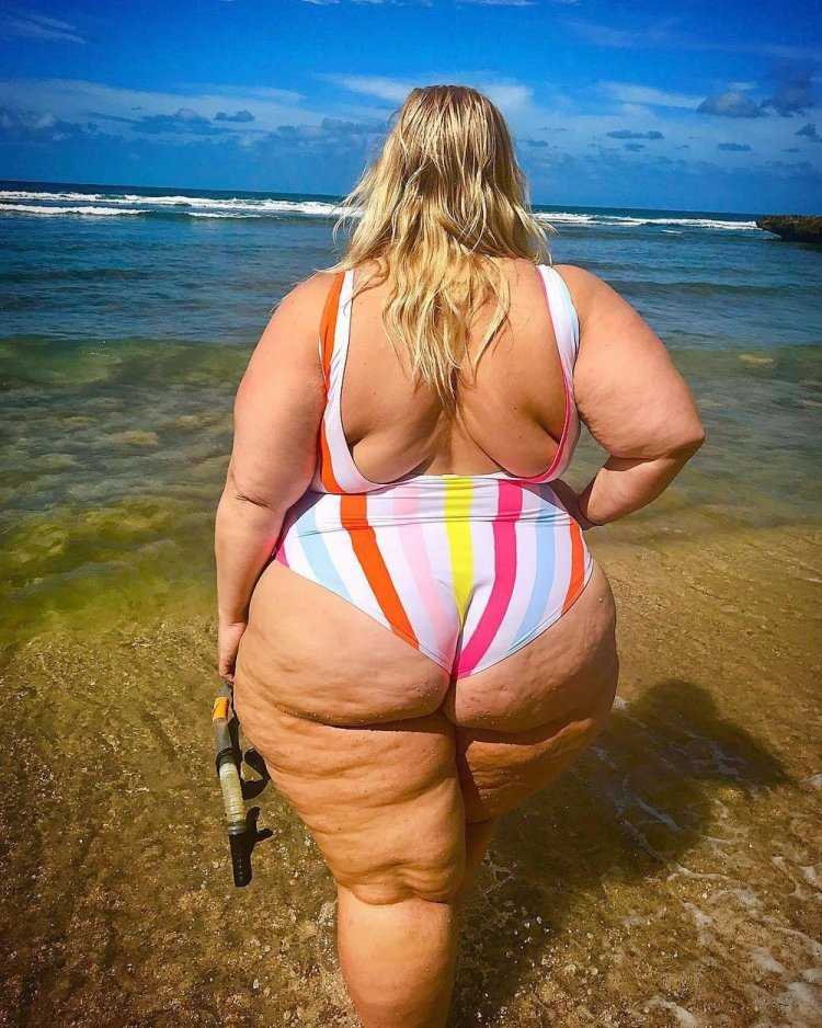 Большие ягодицы на стуле