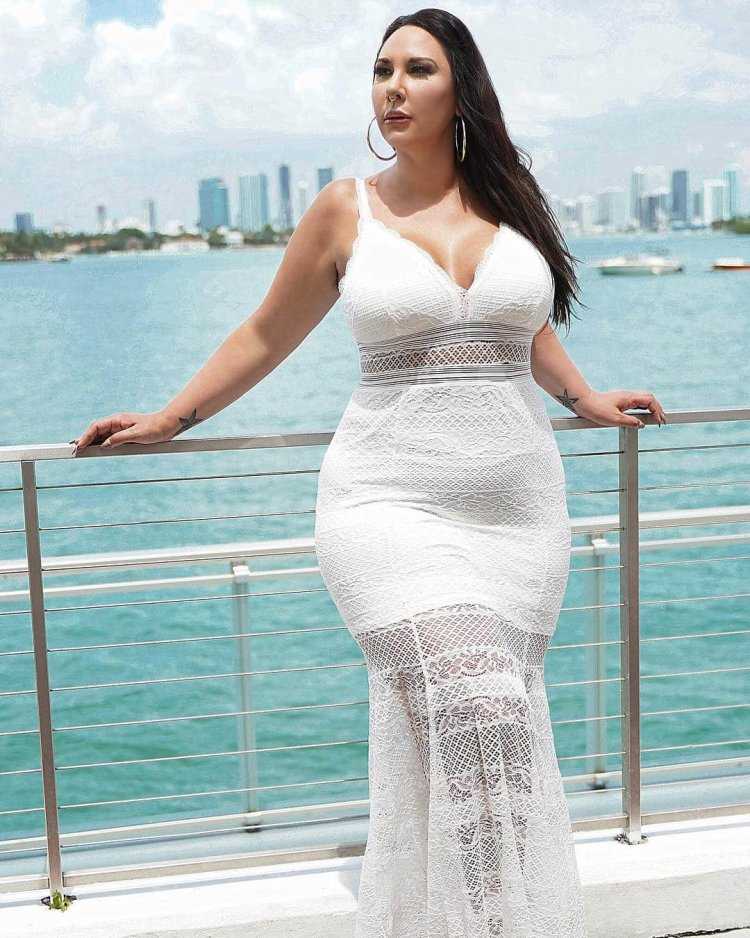 Пышки в купальниках