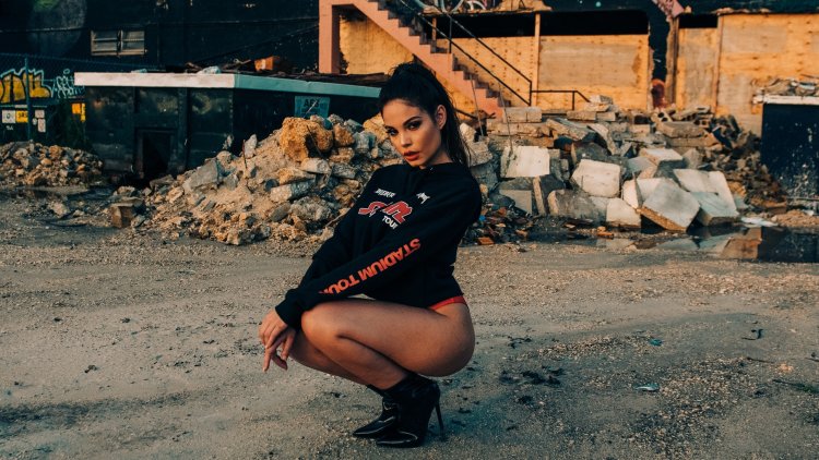 Девушки на корточках