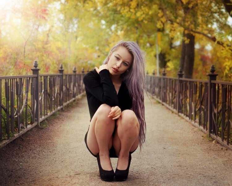 Девушки на корточках