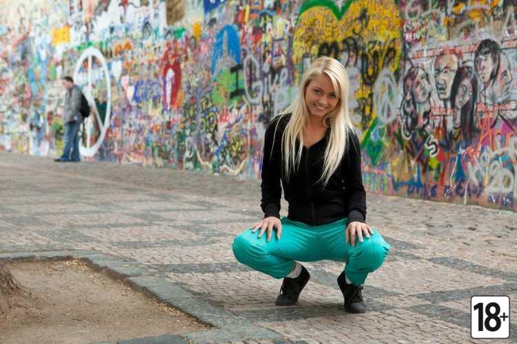 Блондинка сидя на корточках