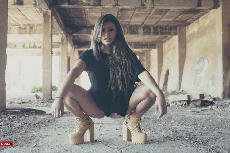 Николь Мейер на корточках