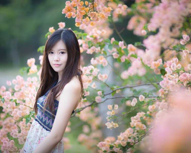 Красивые азиатки на природе