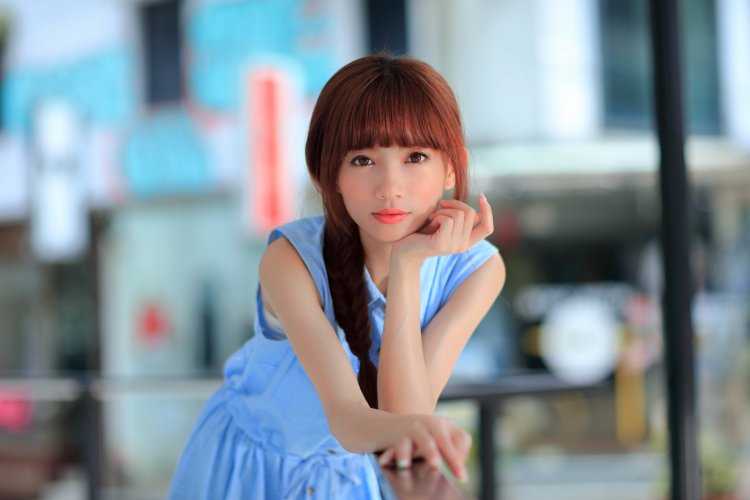 Девочка в голубом азиатском платье