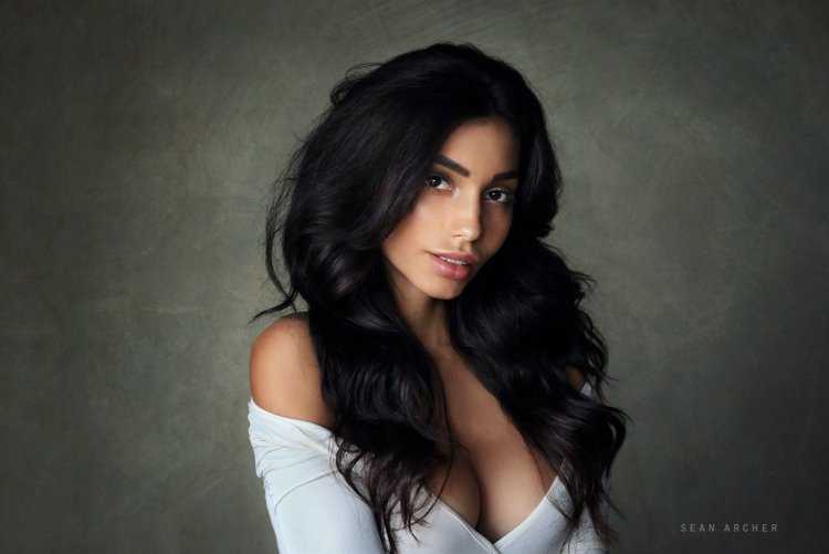 Смуглая брюнетка