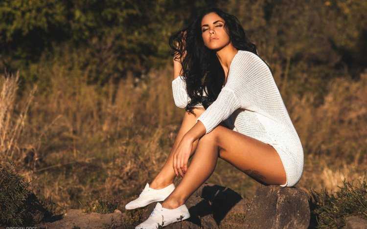 Девушка в белом