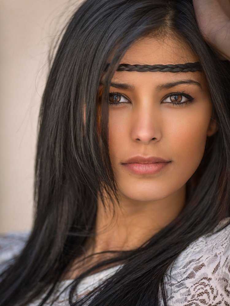 Красивая темноволосая женщина