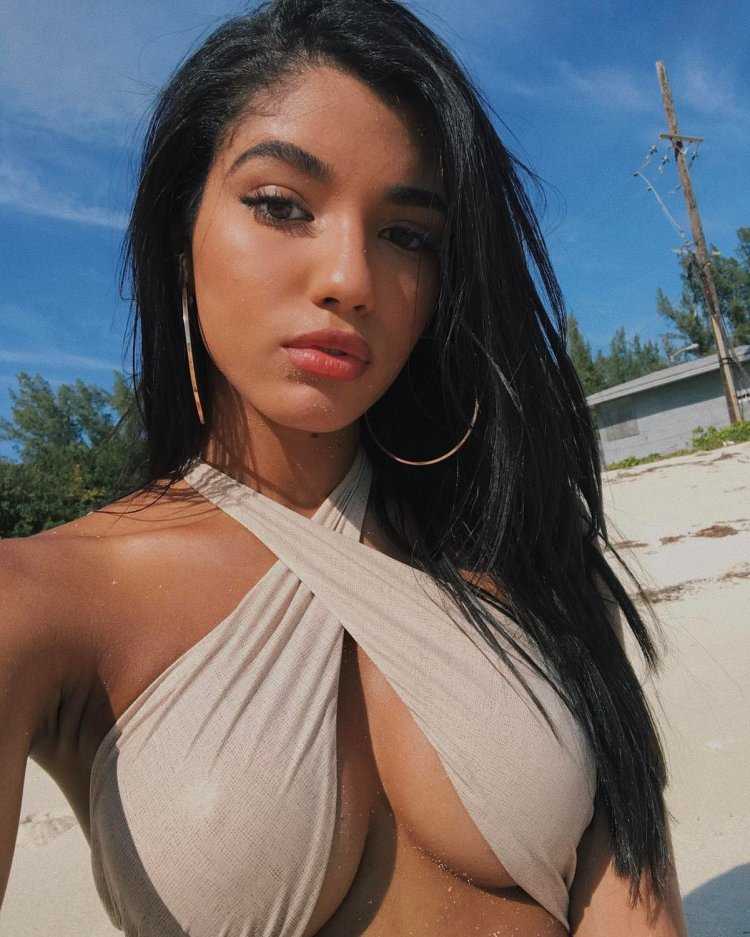 Девушка: Yovanna Ventura