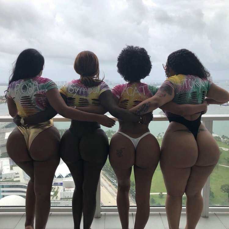 Толстые бедра в лосинах