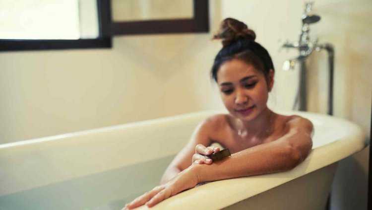 Молодые азиаточки в ванной