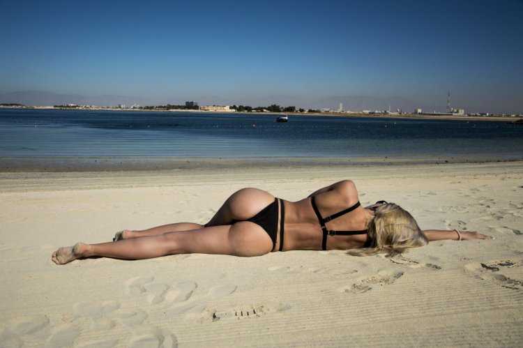 Девушки на пляже рачком