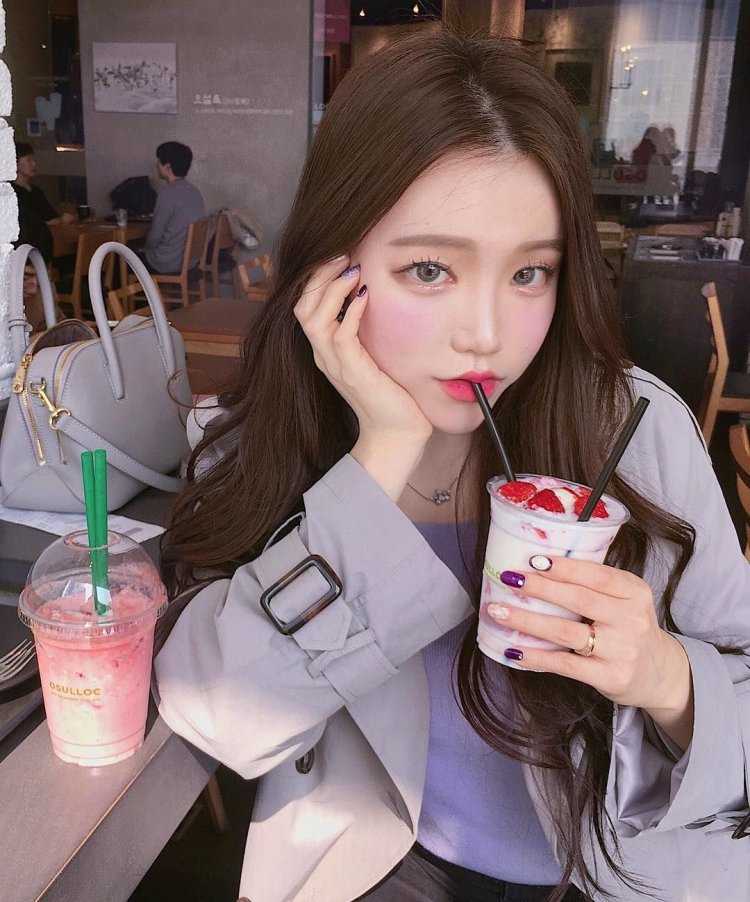 Кореянка с напитком