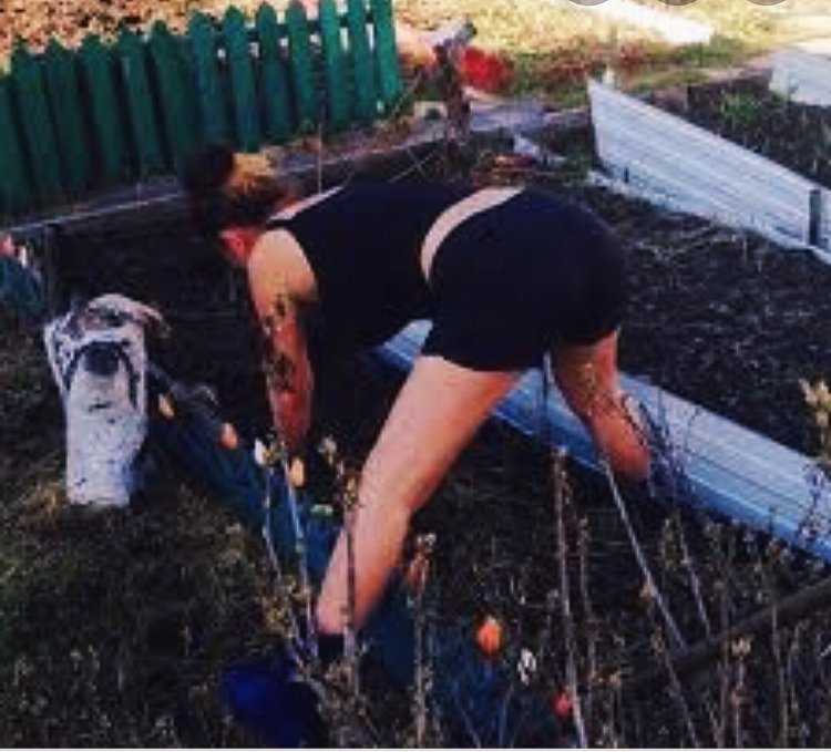 Девушки в огороде на даче